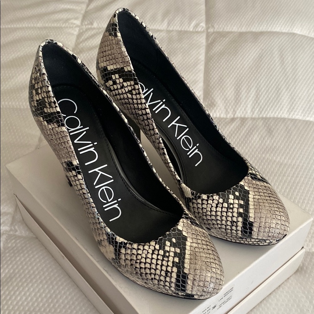 Pre-Loved Calvin Klein Women's Snakeskin Pumps - Black and Cream